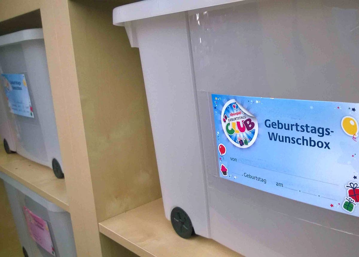 Eine Geburtstags-Wunschbox im Regal von Herby's Spielewelt in Schalchen