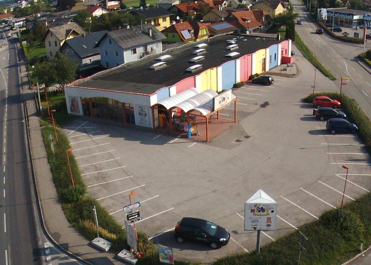 Luftaufnahme des heutigen Geschäftsgebäudes von Herby's Spielewelt in Neudorf bei Schalchen